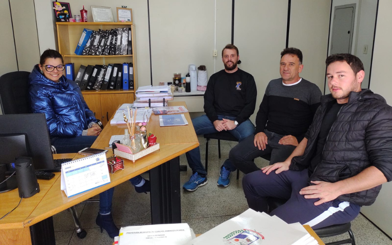 Prefeitura e Azuriz Futebol Clube podem fechar parceria