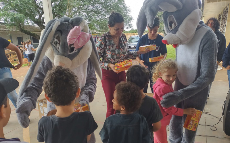 Alunos de escolas municipais recebem visita do Coelho da Páscoa