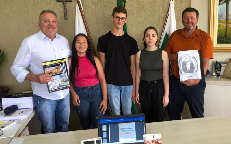 Estudantes apresentam esboço de livro sobre a história do município de Cel. Domingos Soares