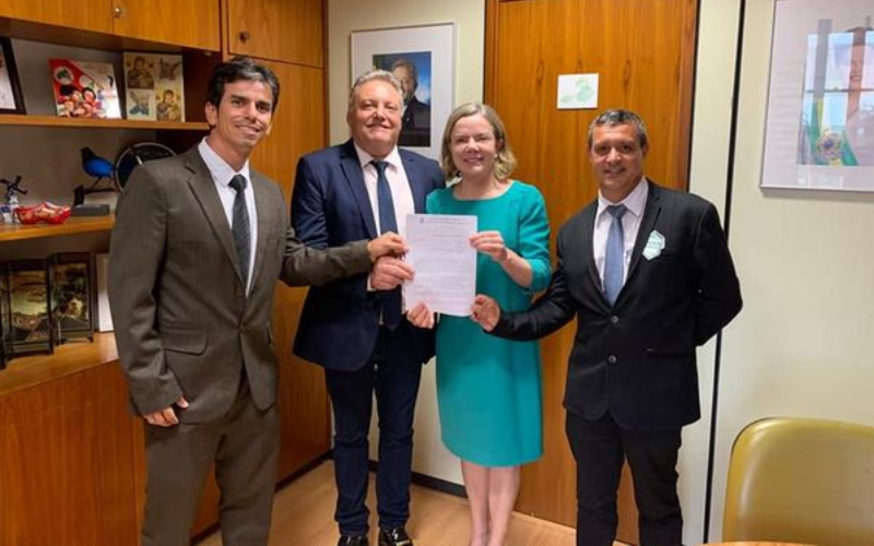 Bandiera entrega pedidos à deputada Gleisi Hoffmann