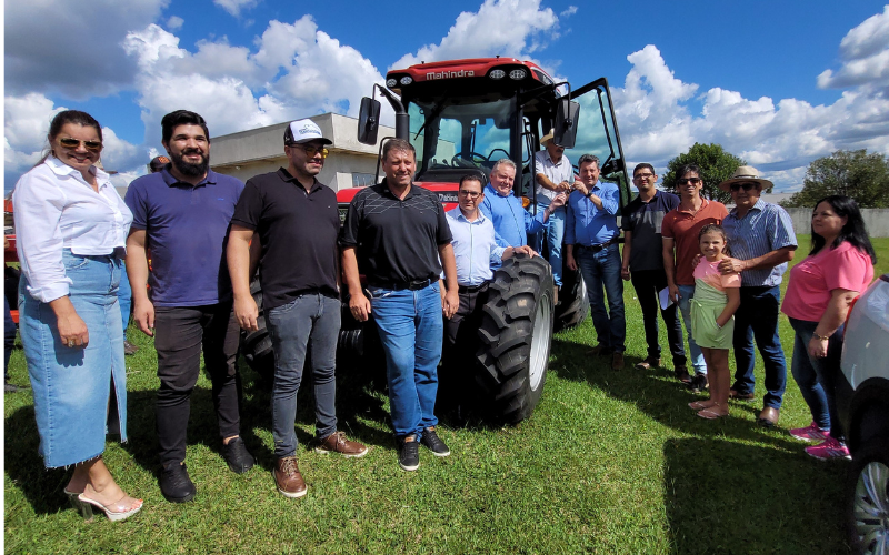 Prefeitura entrega implementos agrícolas a associações rurais