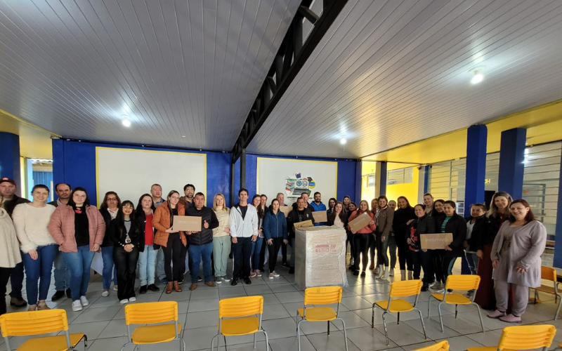 Escolas públicas recebem kits de informática do Aprender Conectado