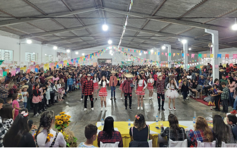 Multidão prestigiou a 1ª Praça Julina das Escolas Municipais