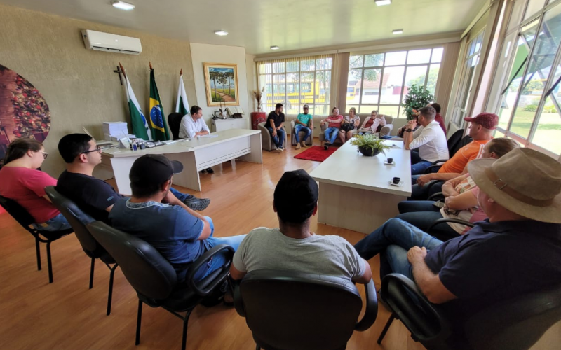Bringhentti recebe moradores de assentamentos para discutir situação de estrada