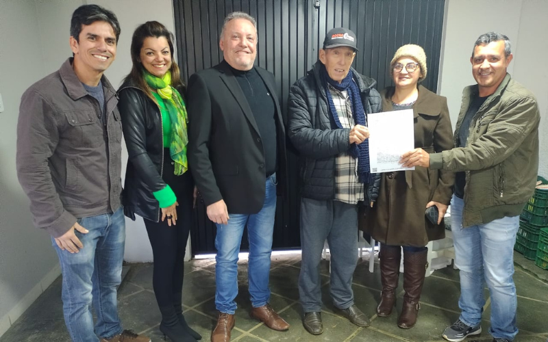 Prefeitura regulariza terrenos e entrega matrículas a proprietários