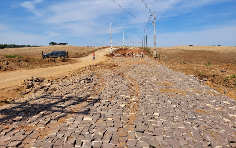 Estrada do Travessão está recebendo seu primeiro trecho de pavimentação
