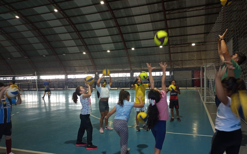 Departamento de Esportes e Lazer incentiva treinamentos de Voleibol das categorias de base
